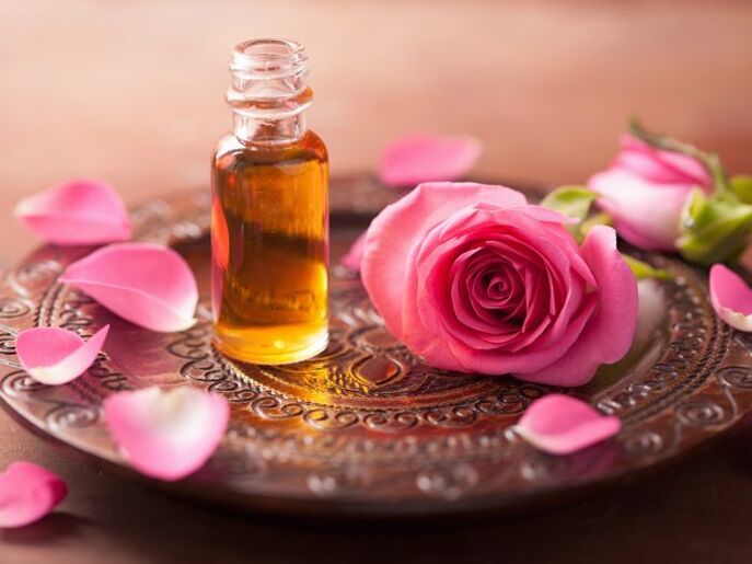 Olejek różany może być szczególnie korzystny dla odnowy komórek skóry. 
