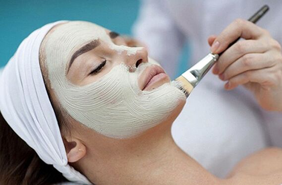 Peeling twarzy to jedna z metod estetycznego odmładzania skóry